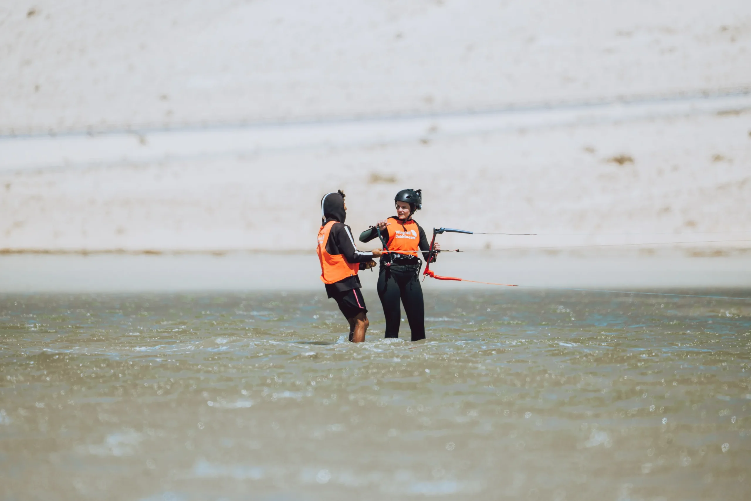 Cours de kitesurf à Dakhla – accompagnement du stagiaire pendant la session